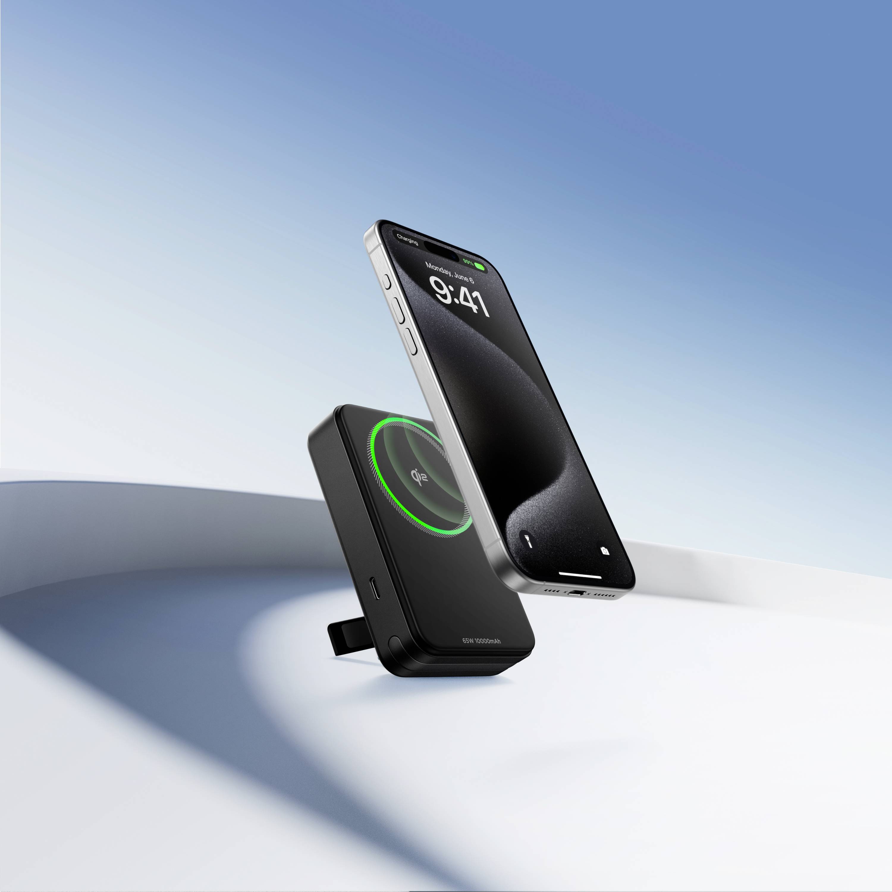 Ein Smartphone wird kabellos auf einer Ladestation mit grünem Ladeindikator geladen. Im Hintergrund blauer Himmel.