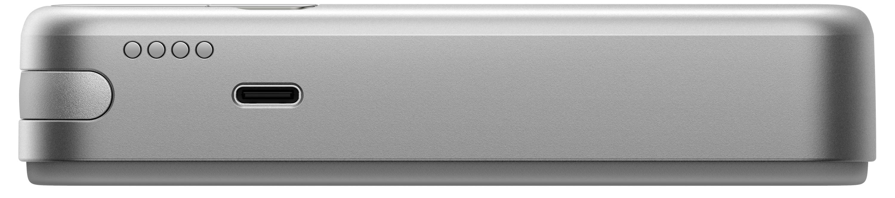 Silberfarbene Powerbank mit USB-C-Anschluss und vier Ladeanzeige-LEDs auf der Oberseite, Seitenansicht.