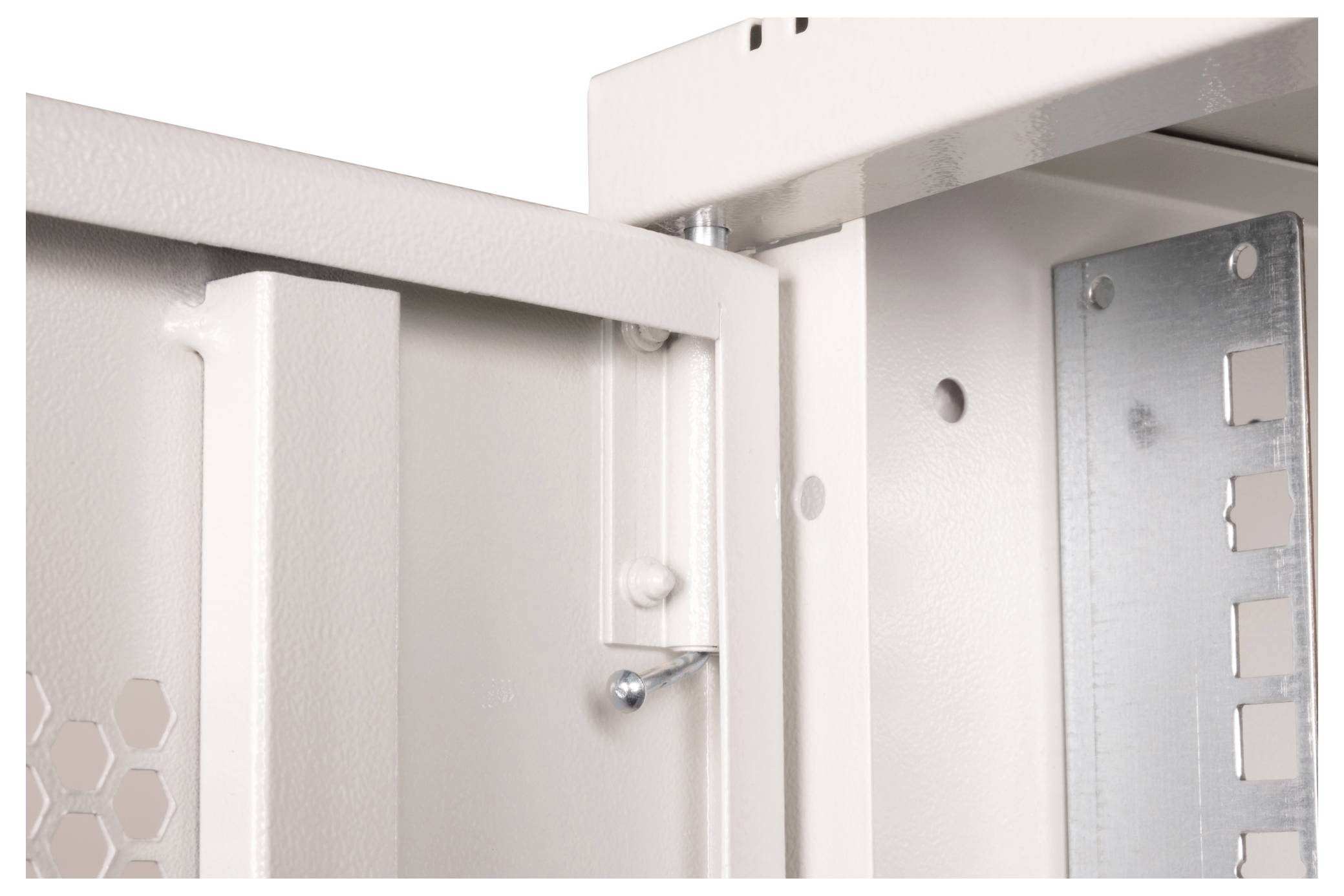 Nahaufnahme einer Ecke eines beigen Metallschranks mit Scharnier und Verschluss, die strukturelle Details und Montageeigenschaften zeigt.