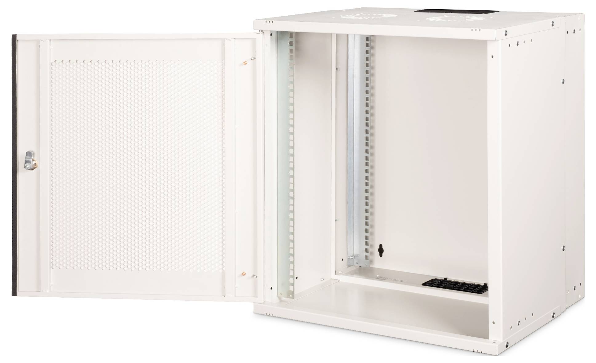 Ein leerer weißer Metallserver-Schrank mit einer offenen gelochten Tür, der einen geräumigen Innenraum für Netzwerkausrüstung freigibt.