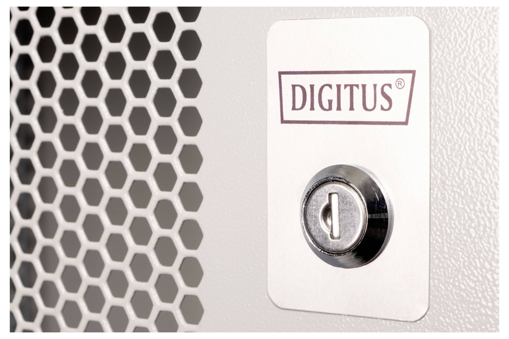 Ein Schloss an einem weißen Metallpaneel mit einem sechseckigen gelochten Muster daneben. Das Paneel ist mit 'DIGITUS' beschriftet.