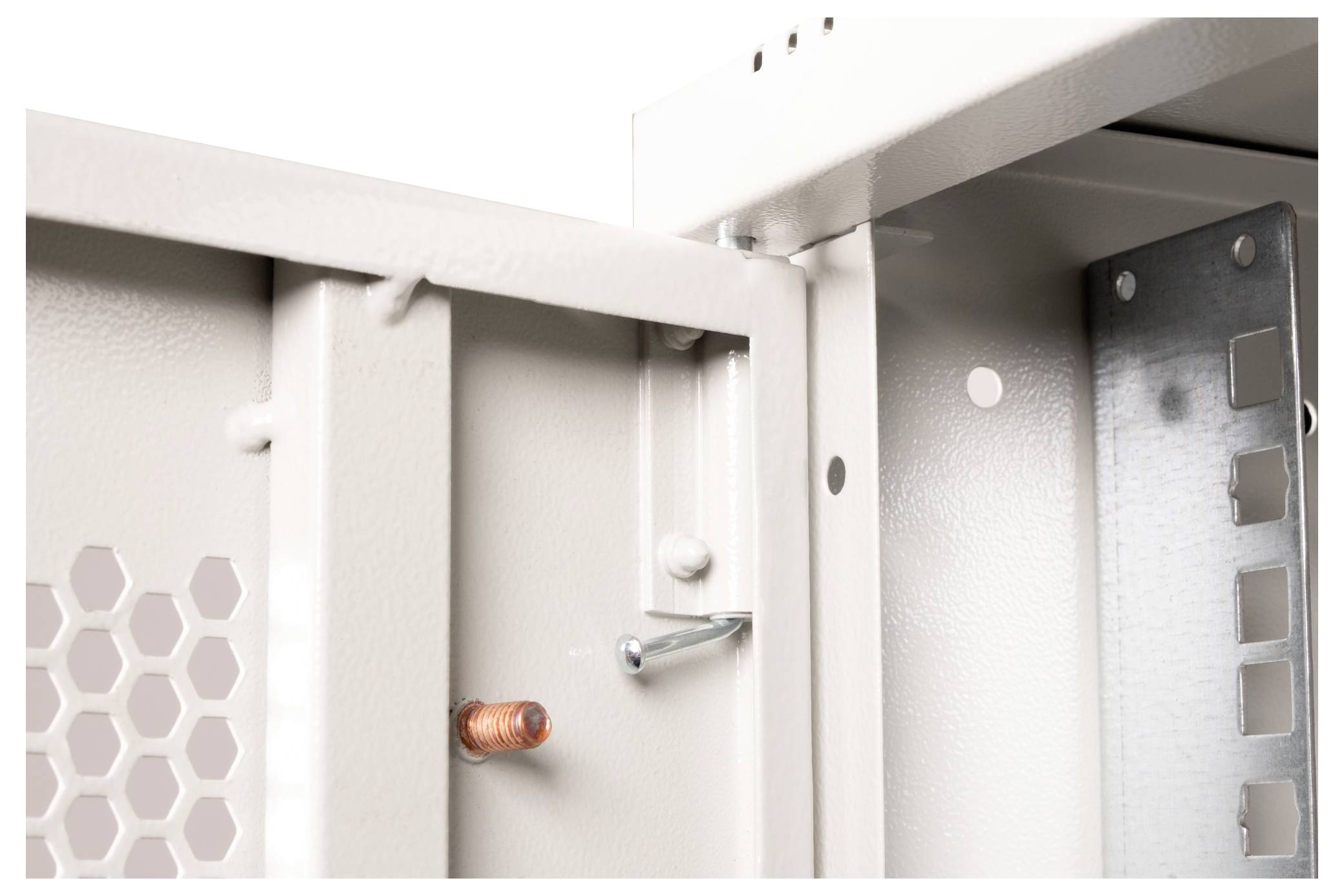 Ein offener Metallschaltschrank, der die Innenstruktur und Komponenten zeigt und einen Fokus auf Konstruktions- und Designdetails legt.