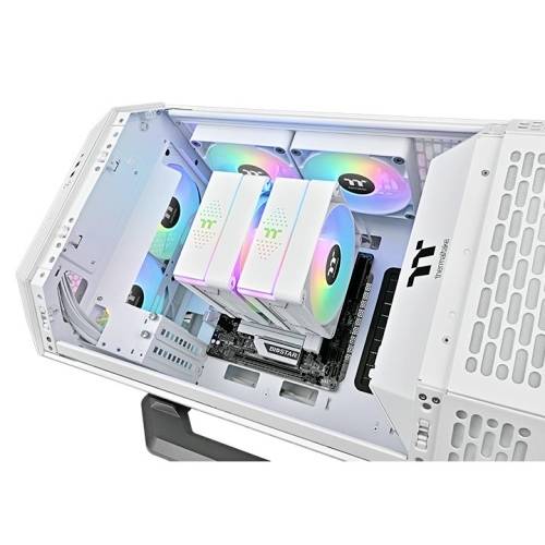 Weißes Computergehäuse mit sichtbarer Hardware inklusive Lüftern mit RGB-Beleuchtung.