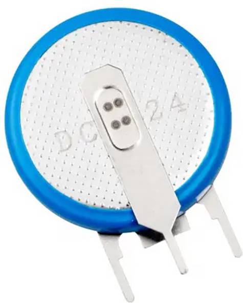 Eine silberne Knopfzellenbatterie mit blauer Umrandung und metallischen Anschlüssen, nutzbar in elektronischen Geräten.