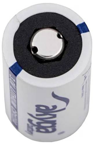 Weiße, zylindrische Batterie mit schwarzer Kappe und Metallkontakt auf der Oberseite, bedruckt mit dem Namen 'Sanyo'.