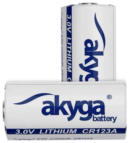 Zwei weiß-blaue Akyga CR123A Lithium-Batterien, aufrecht stehend.