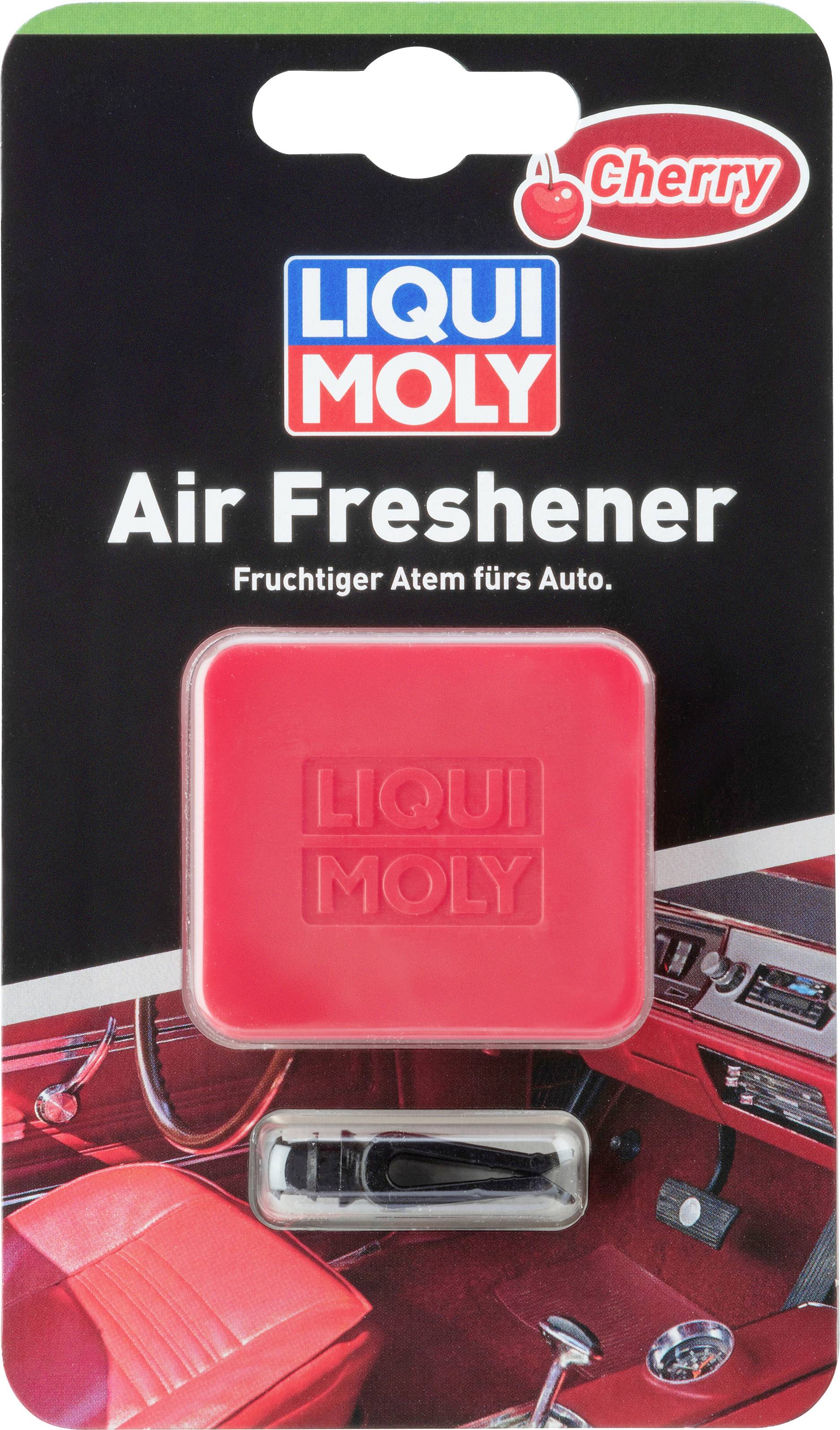 Roter 'Liqui Moly'-Lufterfrischer in einer Verpackung mit Kirscharoma, abgebildet in einem Auto mit rotem Innenraum.