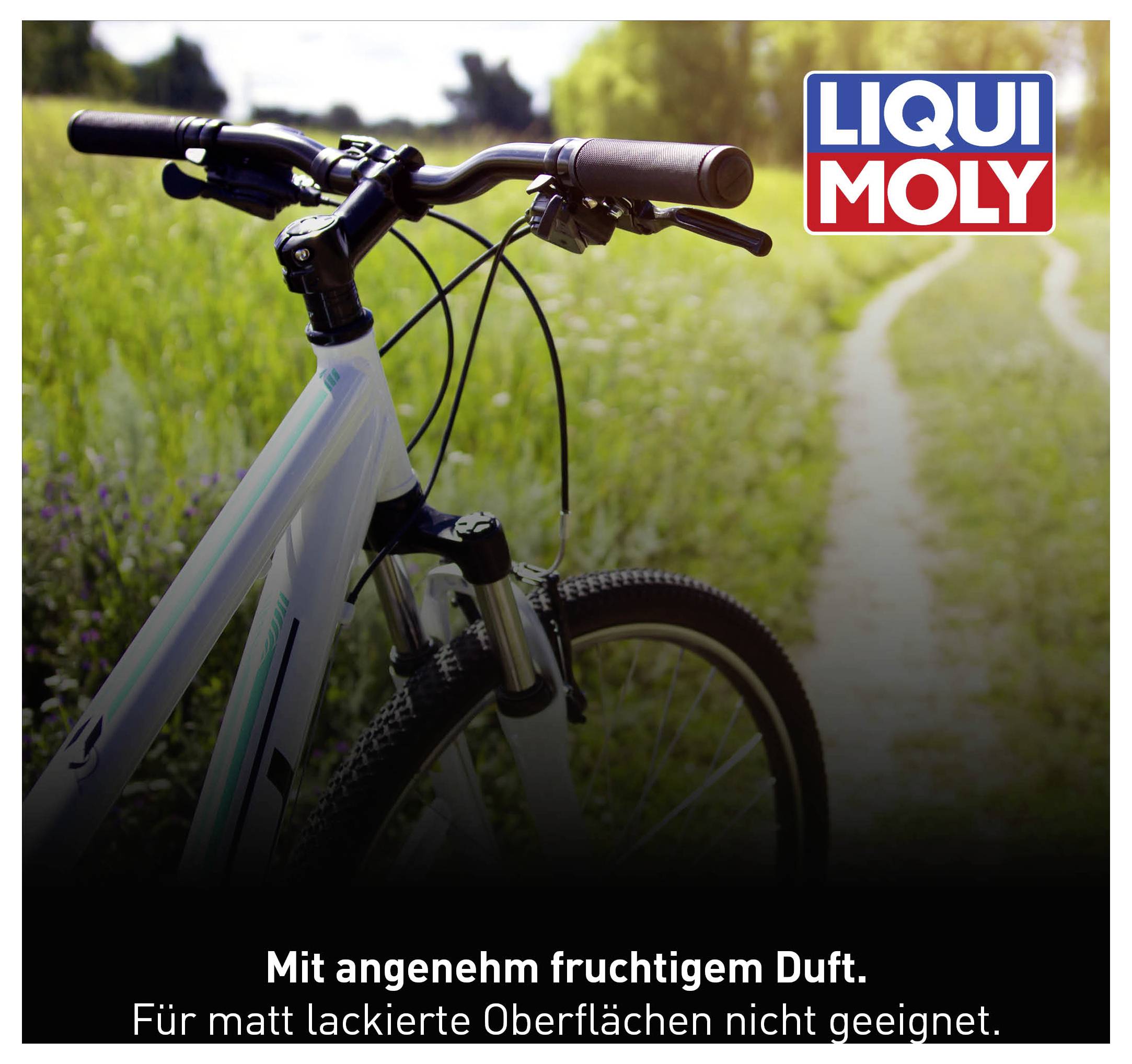 Ein Fahrradlenker im Freien, neben einem Pfad, mit dem Liqui Moly-Logo. Text unten: 'Mit angenehm fruchtigem Duft. Für matt lackierte Oberflächen nicht geeignet.'