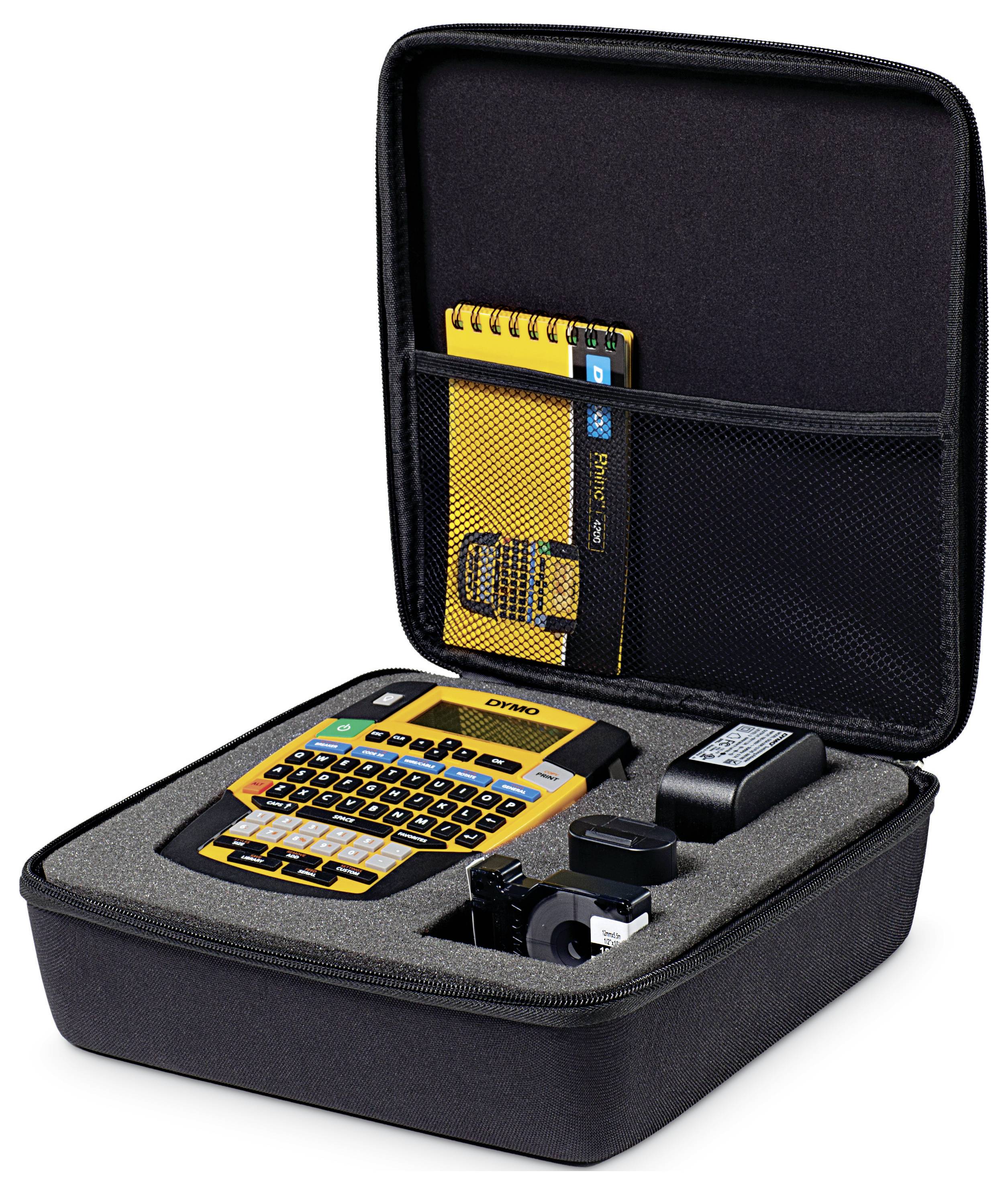 Tragetasche mit Etikettiergerät, Netzadapter und Papierrolle; im Netzfach ein gelbes Notizbuch.