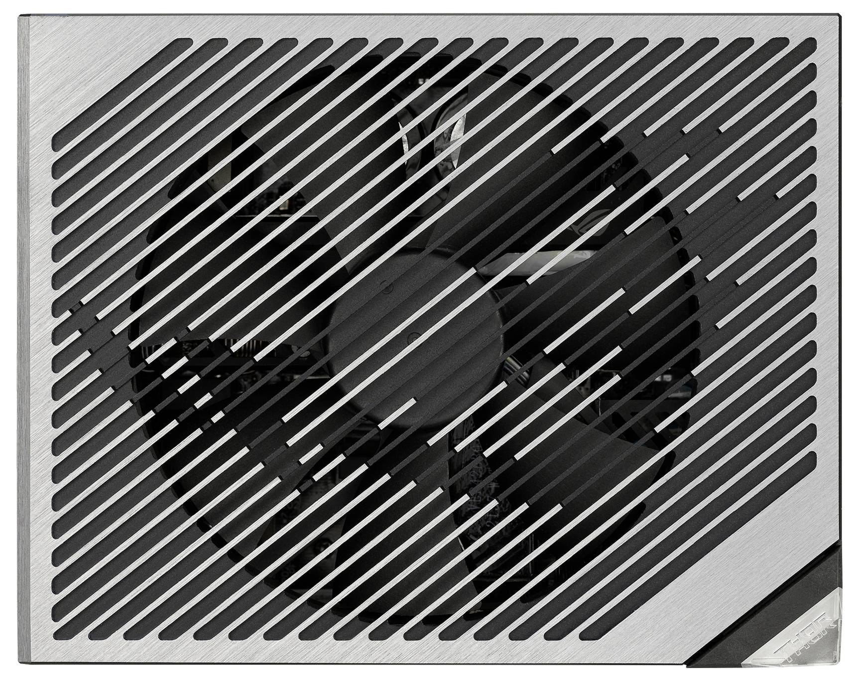 Ein Computer-Netzteil mit Lüfter, sichtbar durch diagonale Lüftungsschlitze im Gehäuse.