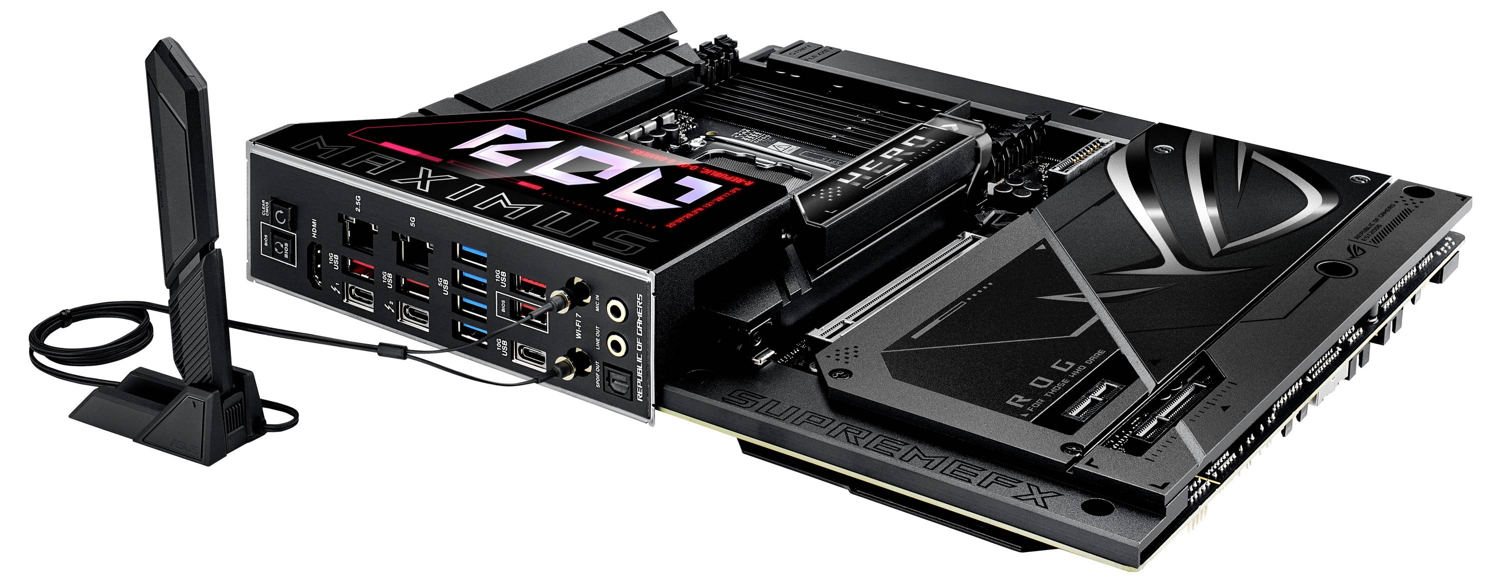 Ein Gaming-Motherboard mit integriertem Wi-Fi-Modul und RGB-Beleuchtung. Es zeigt mehrere Anschlüsse und Steckplätze für PC-Komponenten.