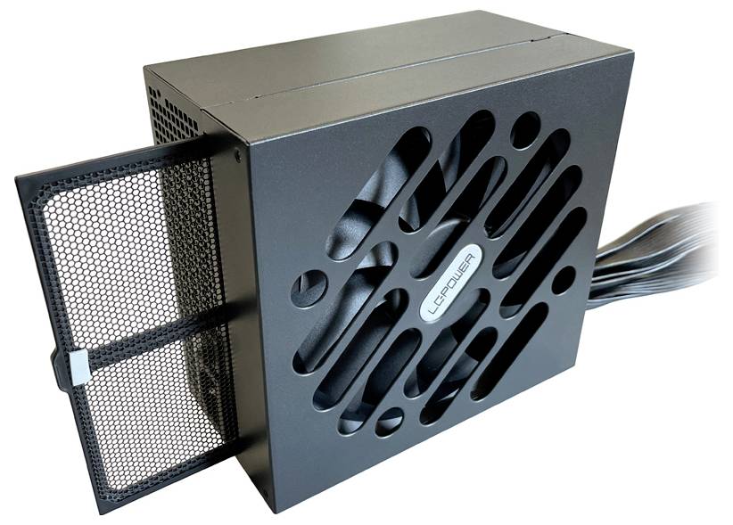 Schwarzes Computernetzteil mit Lüftergitter und herausziehbarem Staubfilter, mehrere Kabelstränge rechts.