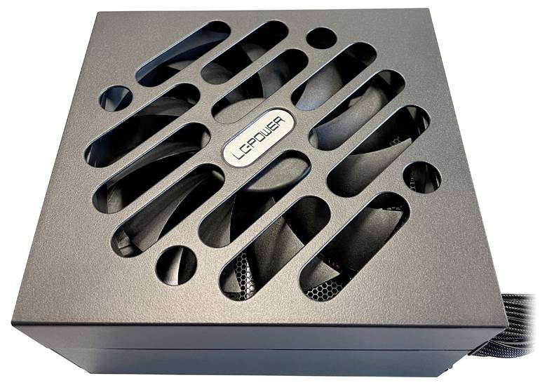 Ein schwarzes LC Power Netzteil mit sichtbarem Lüftergitter und Stromkabel an der Seite.