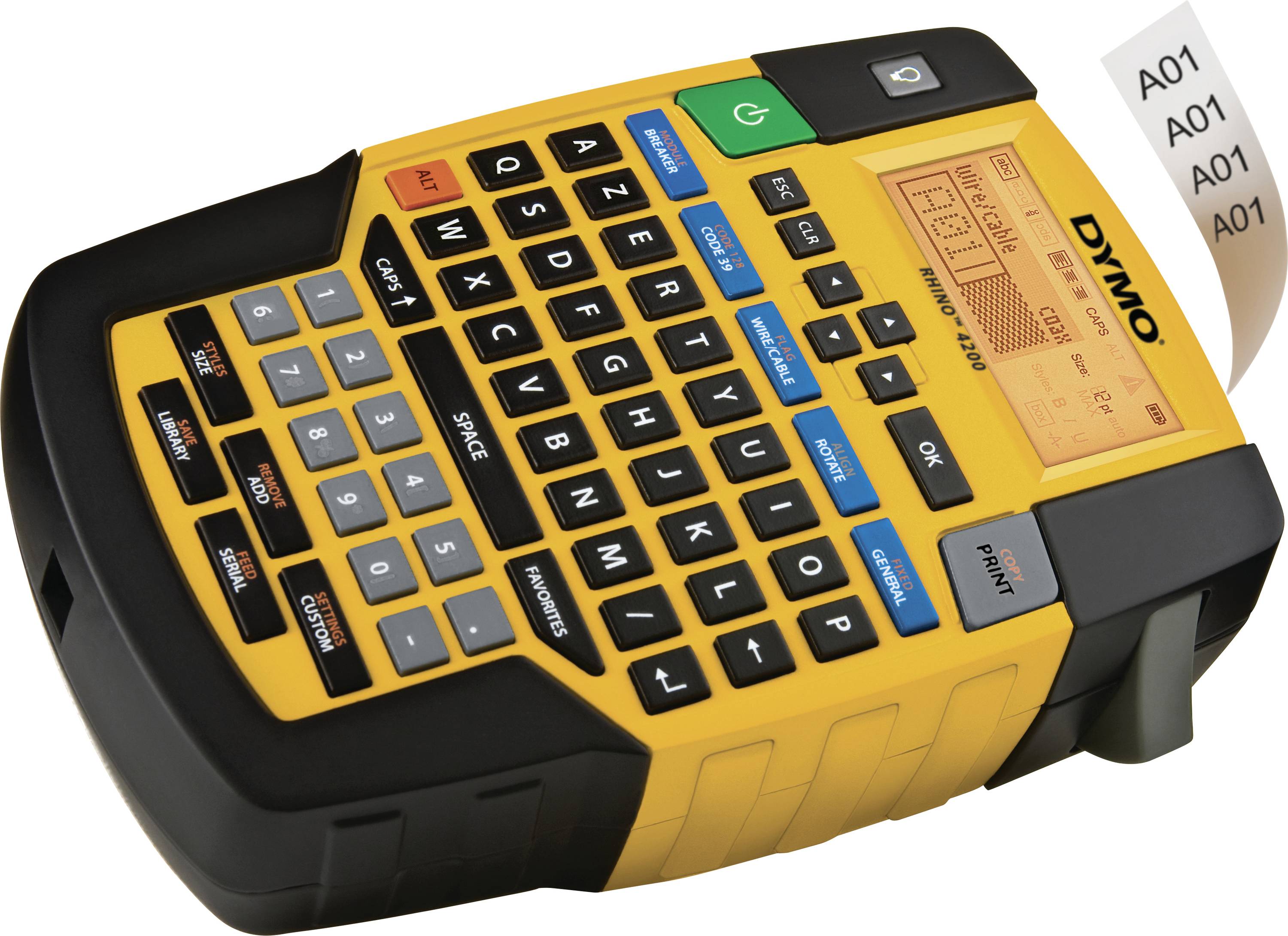 Ein tragbares Beschriftungsgerät mit QWERTZ-Tastatur und Display druckt ein Etikett mit der Aufschrift 'A01'.