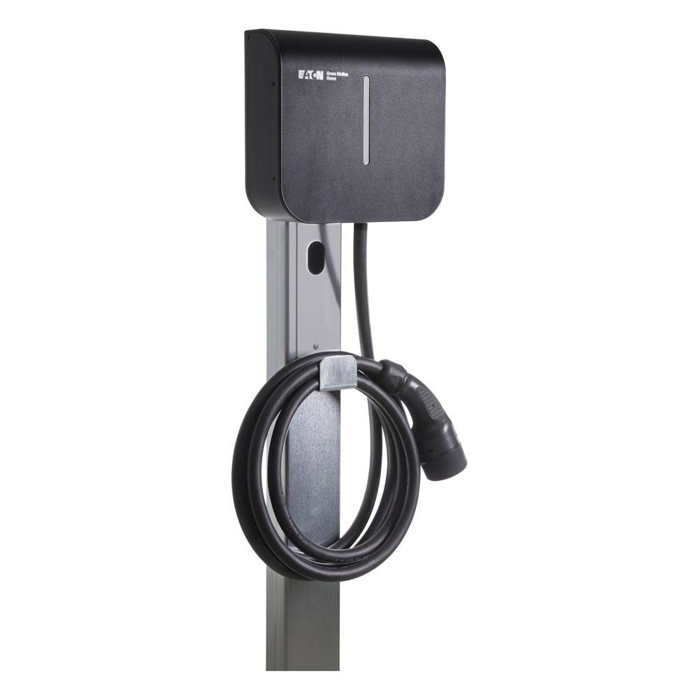 Eine schwarze Wandladestation mit angestecktem Ladekabel, montiert an einer Metallstange. Geeignet zum Aufladen von Elektrofahrzeugen.