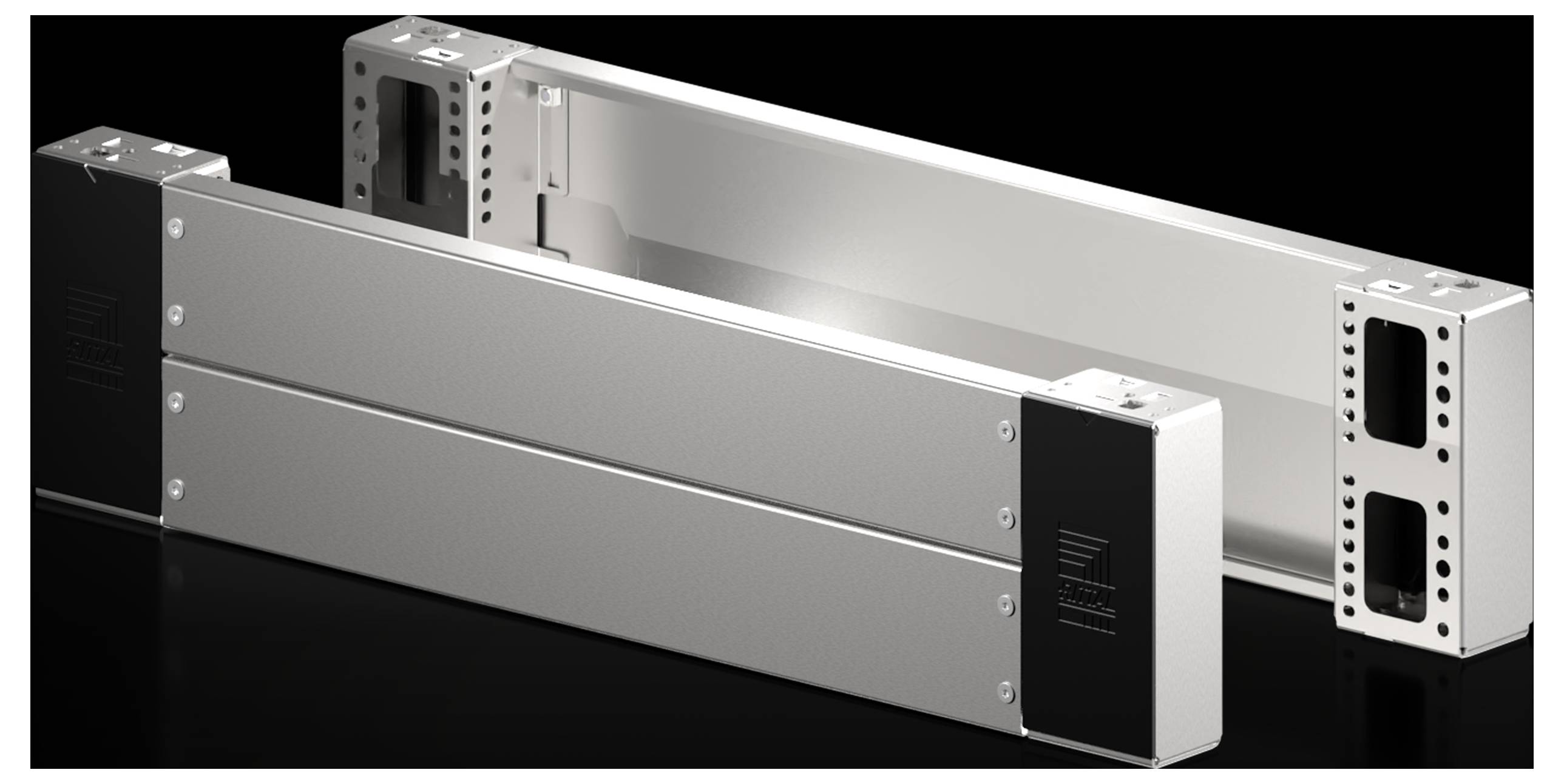 Zwei silberne Metallprofile in rechteckiger Form, nebeneinander stehend, wahrscheinlich industrielle Komponenten, vor schwarzem Hintergrund.