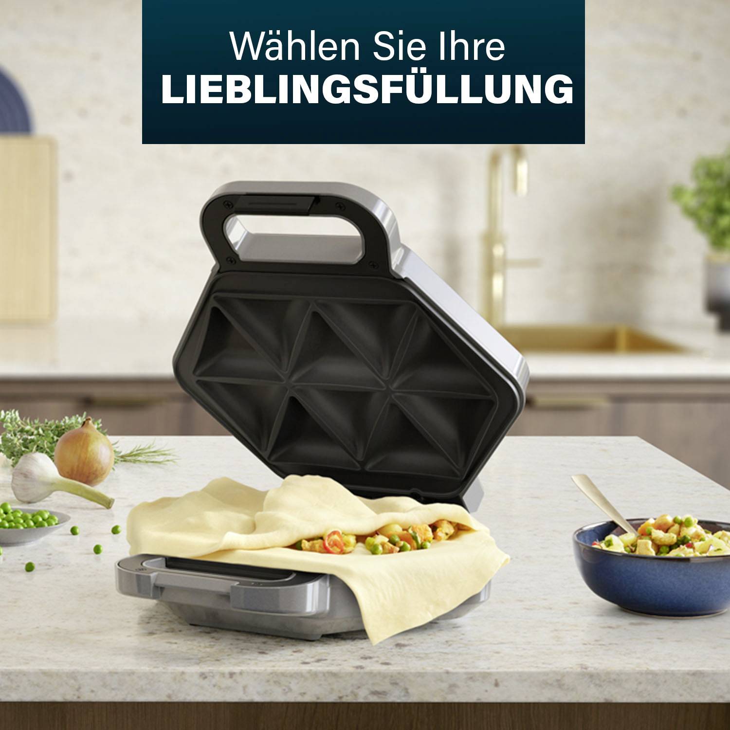 Sandwichmaker mit geöffnetem Deckel, gefüllt mit Teig und Gemüsefüllung, steht in einer Küche. Der Text oben lautet: 'Wählen Sie Ihre Lieblingsfüllung'.