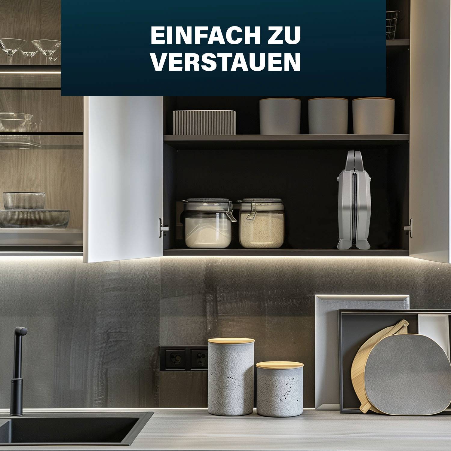 Küchenschrank geöffnet, zeigt sauber organisierte Regale mit Gläsern und Behältern. Text oben: 'Einfach zu verstauen'.