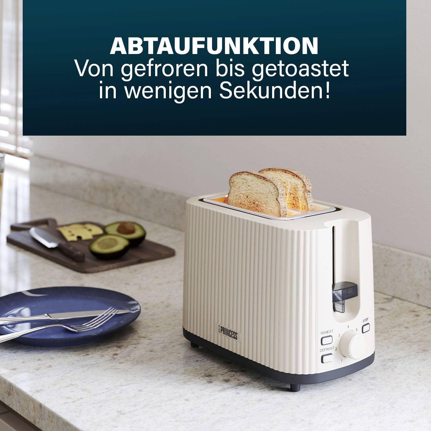 Ein Toaster mit der Aufschrift 'ABTAUFUNKTION - Von gefroren bis getoastet in wenigen Sekunden!' Ein Avocado liegt auf der Küchenarbeitsplatte.