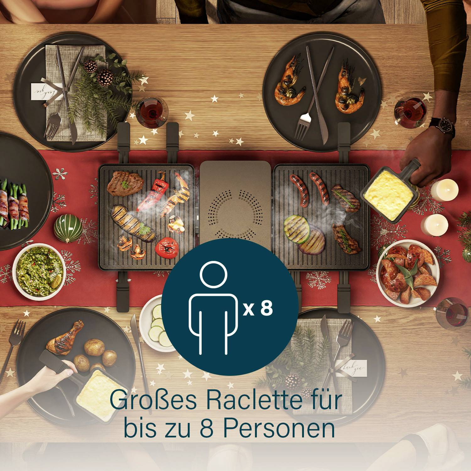 Ein Tisch von oben mit Raclette-Geräten. Verschiedene Speisen sind präsentiert, darunter Fleisch, Gemüse, und Beilagen. Text: 'Großes Raclette für bis zu 8 Personen'.