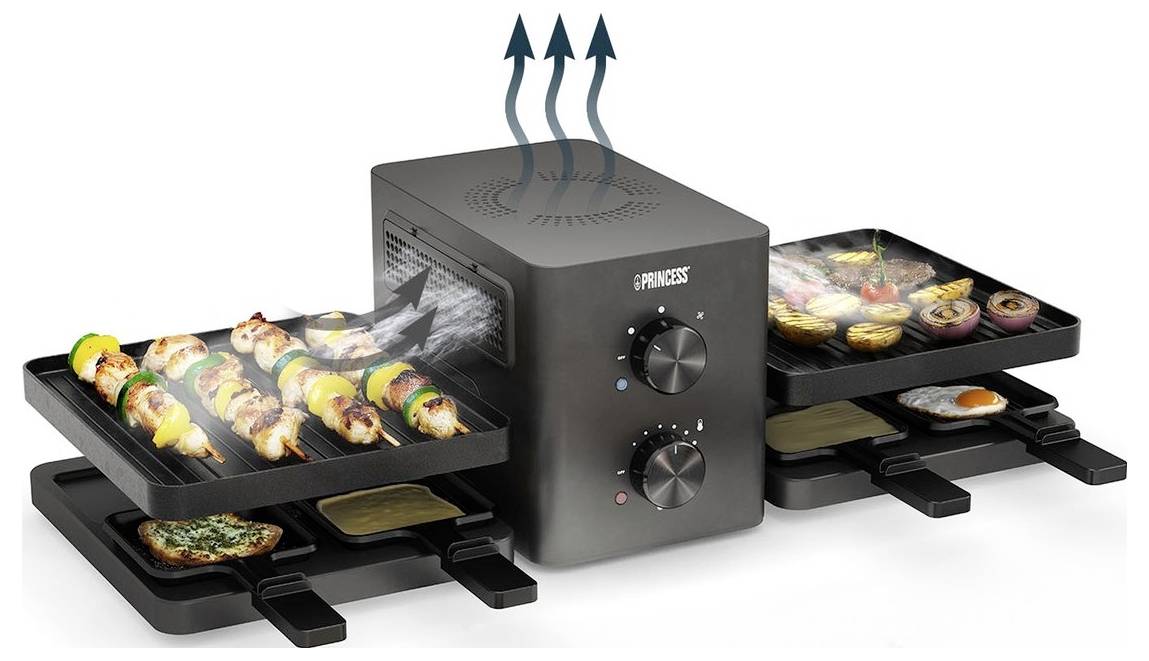 Ein elektrischer Grill mit zwei Ebenen von Tabletts, der Spieße, Gemüse und Eier grillt, stößt Dampf von oben aus und demonstriert damit seine Grillerfunktion.