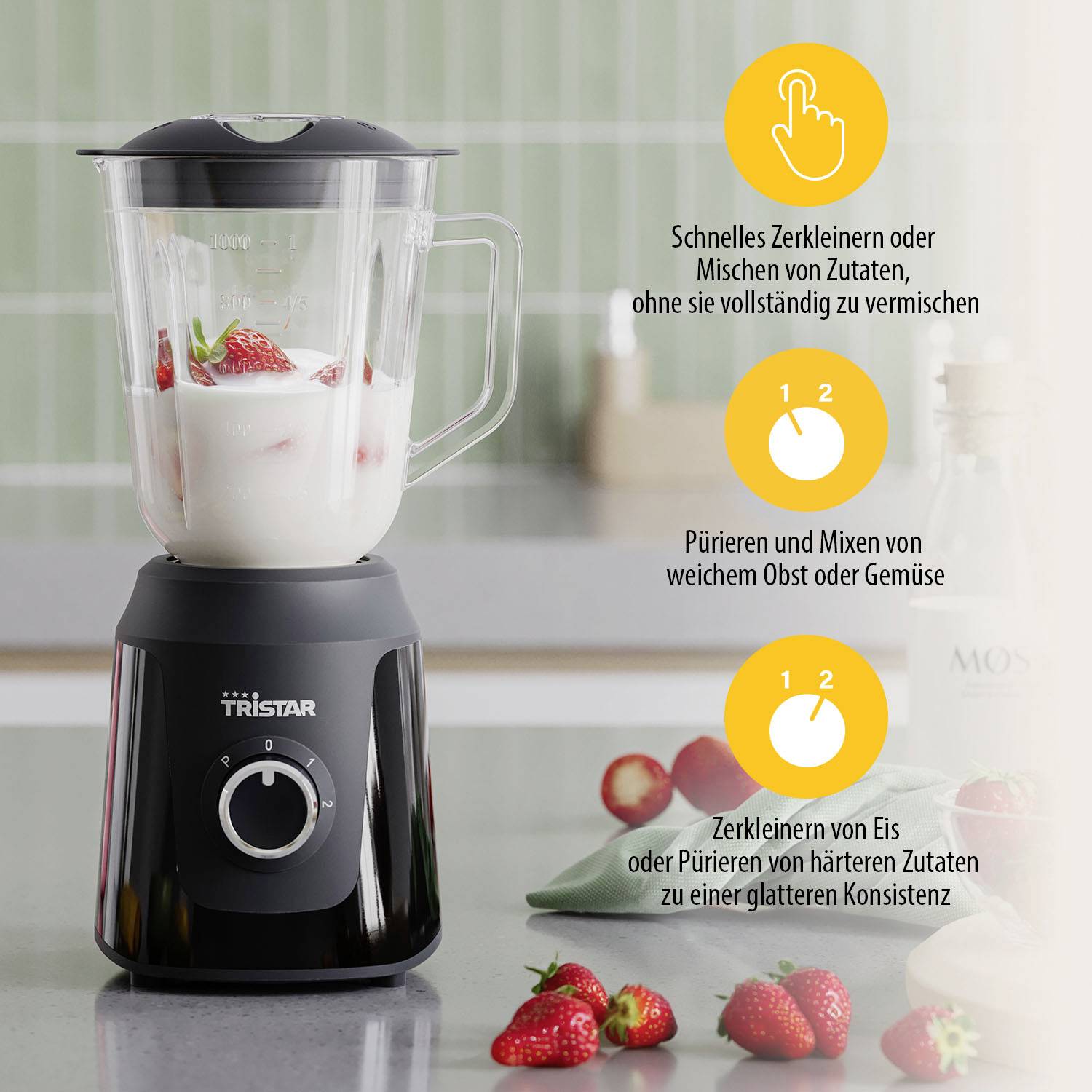 Ein Standmixer mit Erdbeeren und Flüssigkeit. Text erklärt Funktionen: schnelles Zerkleinern, Mixen von weichem Obst, und Zerkleinern von Eis.