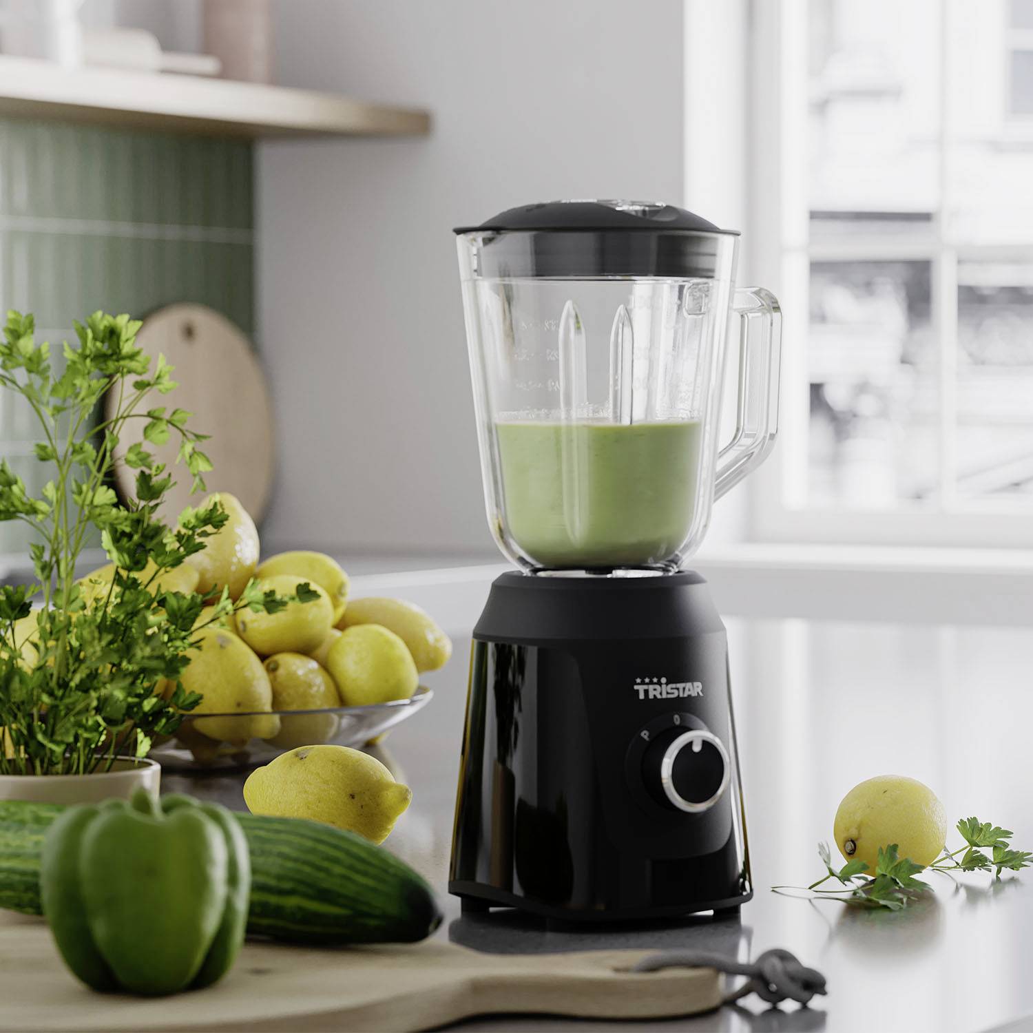Ein schwarzer Mixer mit grünem Smoothie darin steht auf einer Küchenarbeitsplatte, umgeben von frischem Obst und Gemüse.