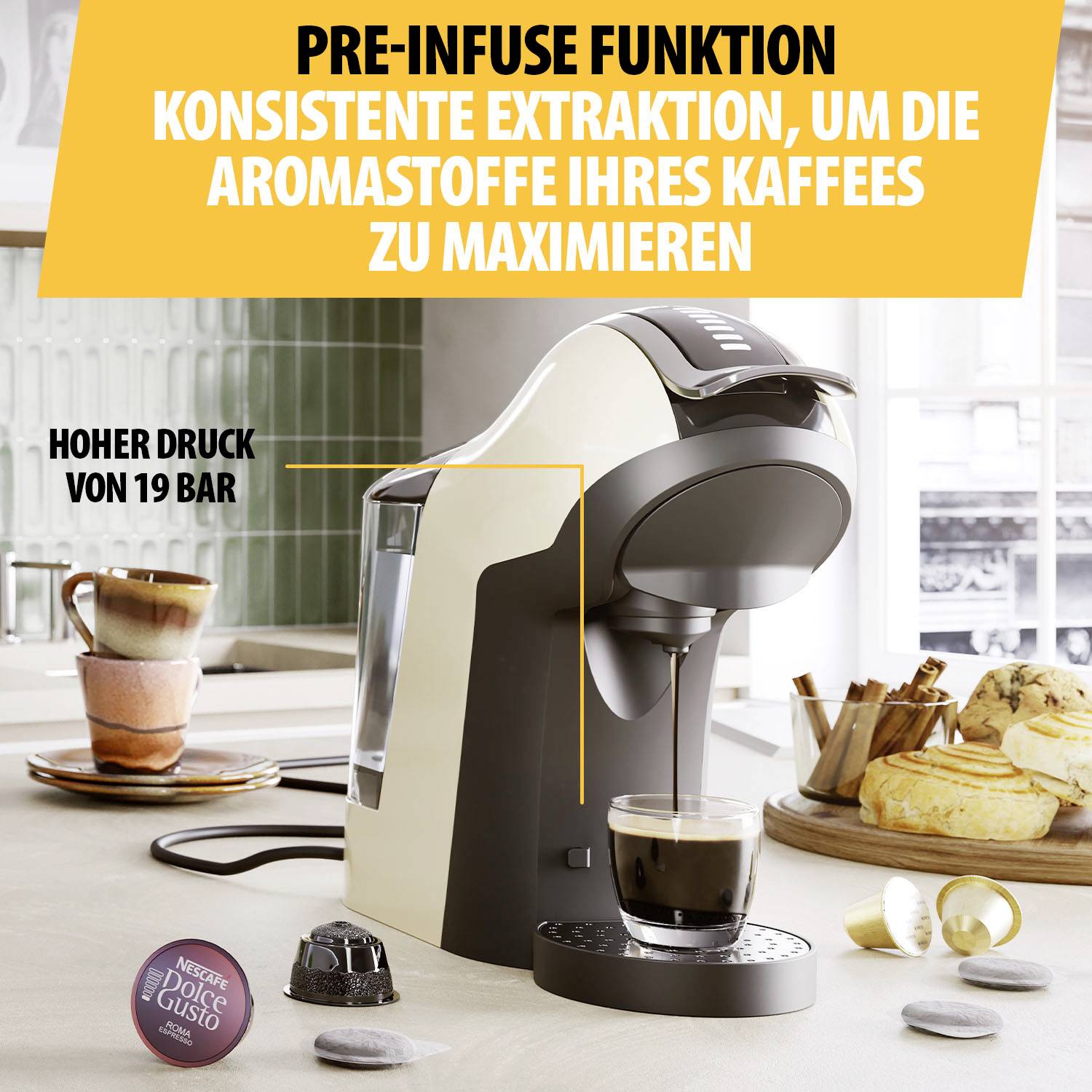 Eine Kaffeemaschine mit der Aufschrift 'Pre-Infuse Funktion' und 'Konstante Extraktion, um die Aromastoffe Ihres Kaffees zu maximieren'. Im Vordergrund Kapseln und Gebäck.