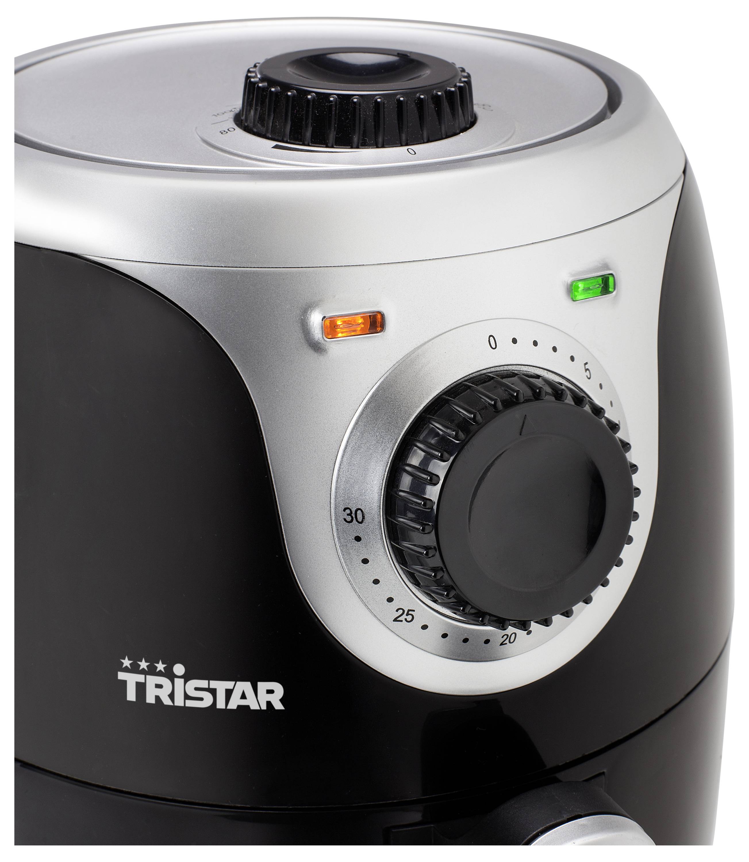 Ein schwarzer Tristar Airfryer mit Drehknopf zur Temperatureinstellung und zwei Leuchtanzeigen, eine orange und eine grün.
