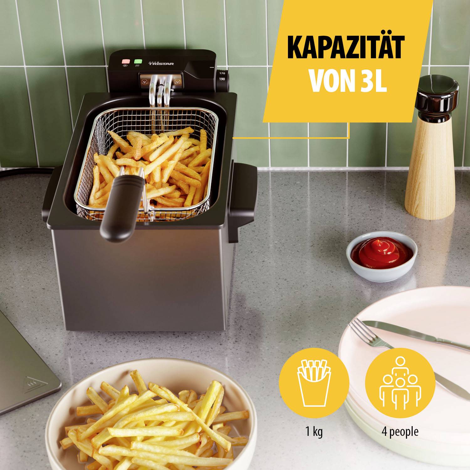 'Fritteuse mit 3L Kapazität'; im Korb sind Pommes. Text zeigt, dass 1 kg Pommes für 4 Personen reicht. Beilage Ketchup auf Tisch.