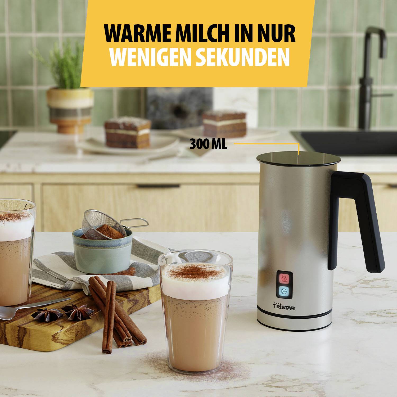 Küchenzeile mit Milchaufschäumer und zwei Gläsern Milchkaffee. Text: 'Warme Milch in nur wenigen Sekunden, 300 ml'.
