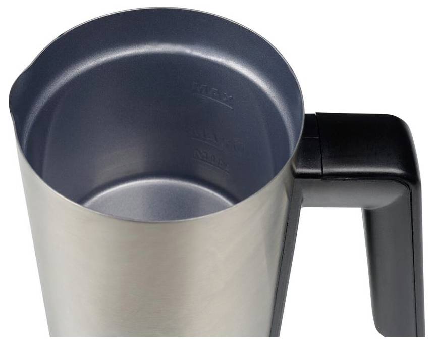 Metallene Kanne mit dunkler Innenbeschichtung und schwarzem Griff, maximaler Füllstand 'MAX' markiert innen.