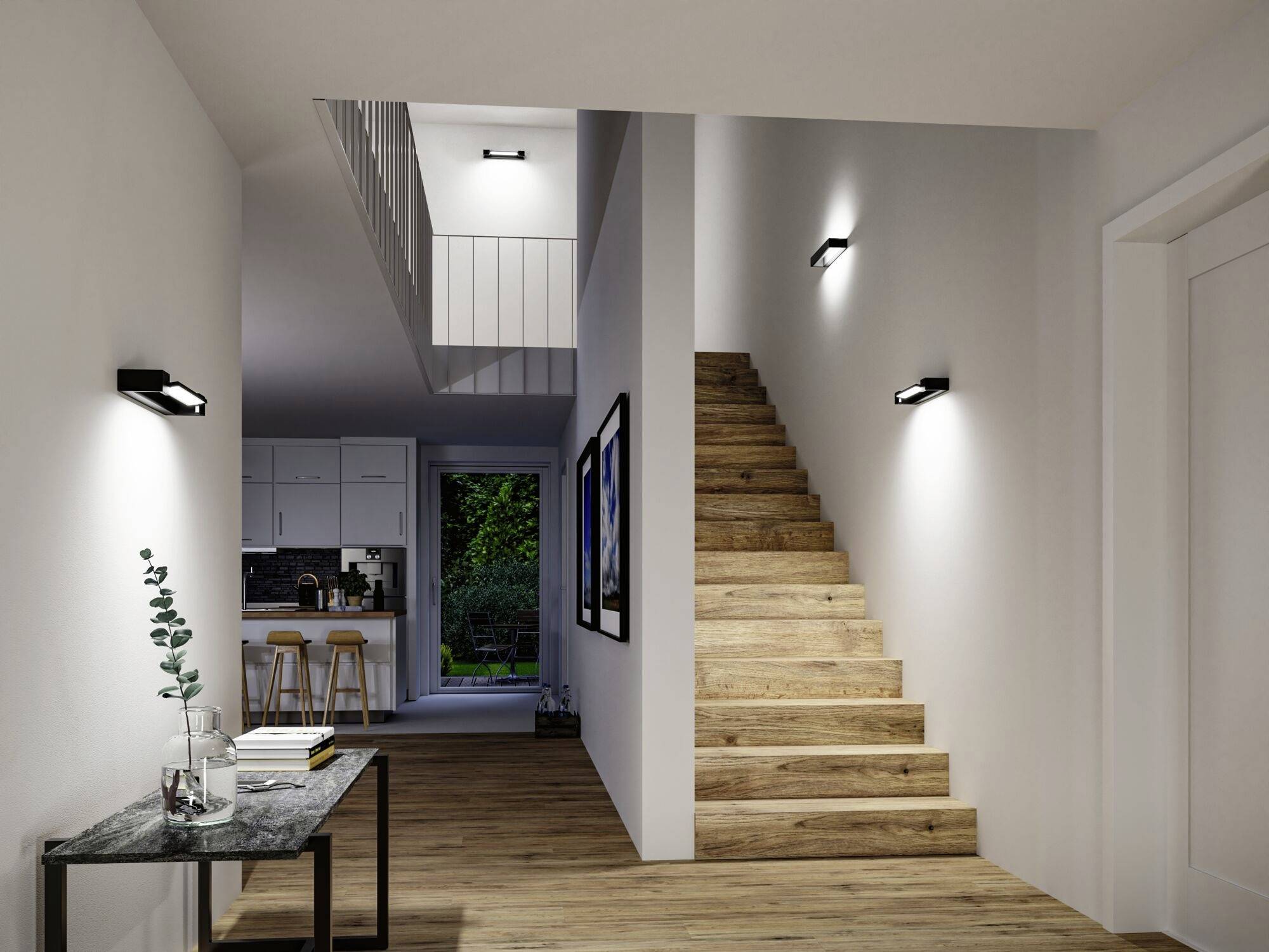 Ein moderner Flur mit Holztreppe, beleuchtet durch Wandlampen. Im Hintergrund eine offene Küche mit weißen Schränken und Barhockern.