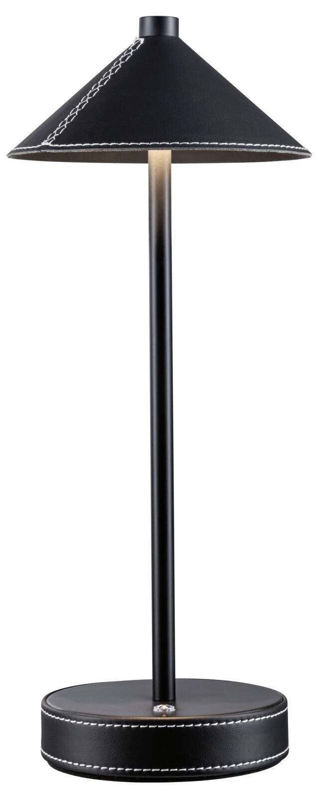 Eine schwarze Tischlampe mit konischem Schirm und zylindrischem Fuß, verziert mit weißen Nähten, leuchtet nach unten.