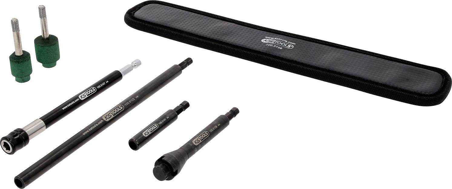 Ein Set Verlängerungsstangen und Adapter für Elektrowerkzeuge, auf einer weißen Fläche liegend. Links zwei grüne Endstücke.