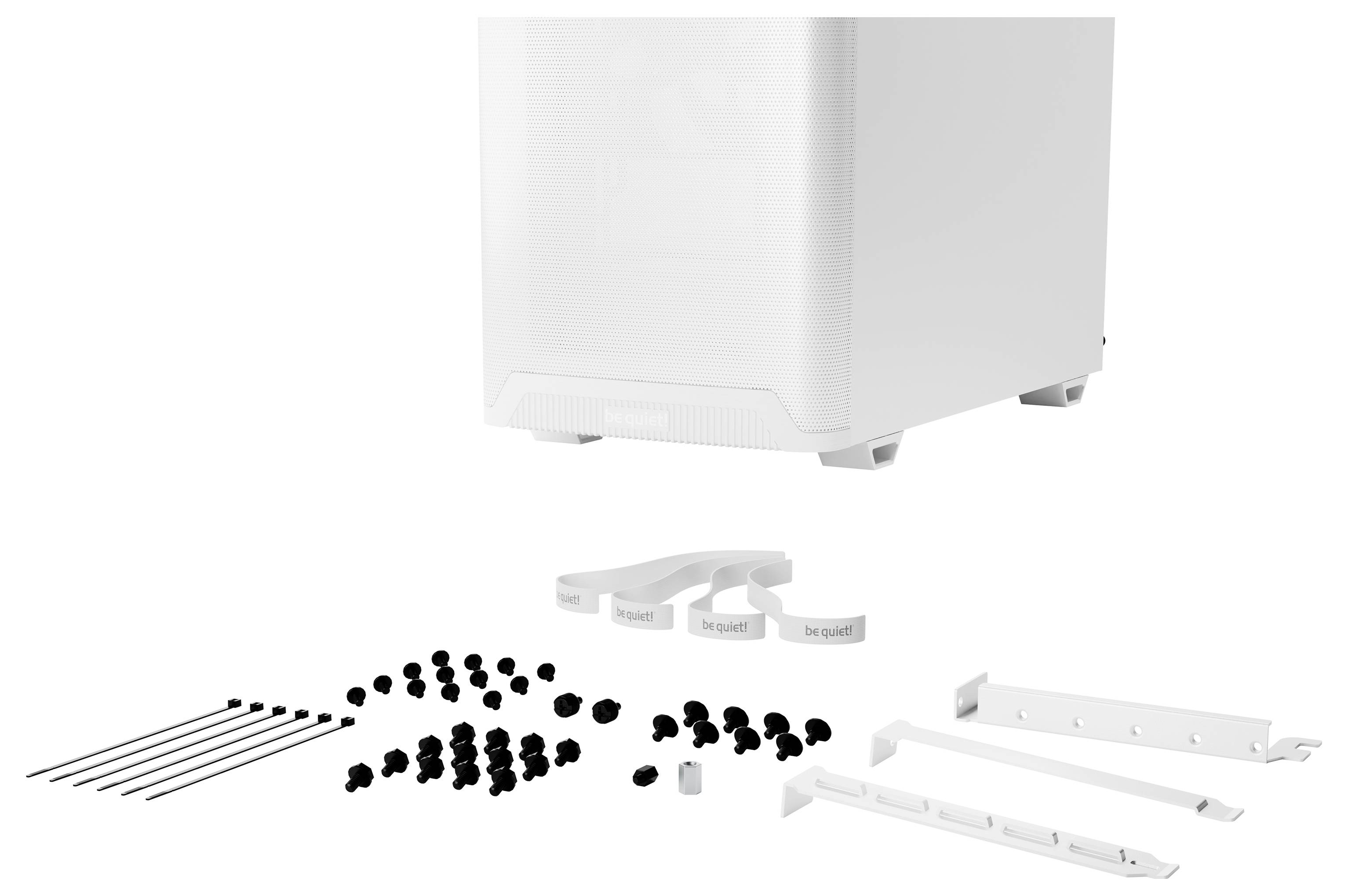 Weiße Computergehäuse-Rückseite mit zahlreichen Kabelbindern, Schrauben und Zubehörteilen auf weißem Hintergrund.