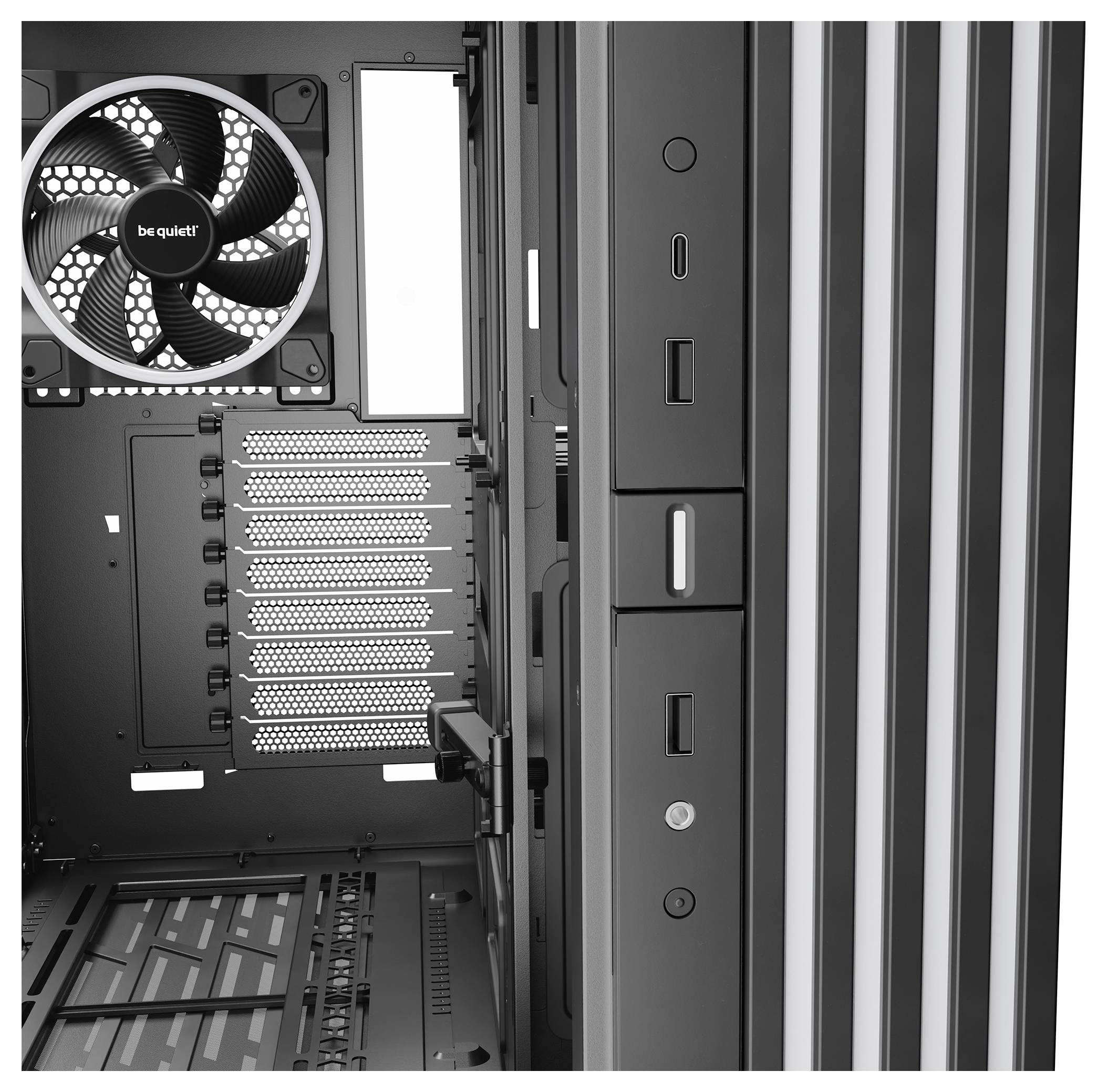 Ein offenes Computergehäuse mit sichtbarem Lüfter und vertikalen Lüftungsschlitzen an der Seite. Innen sind mehrere Steckplätze erkennbar.