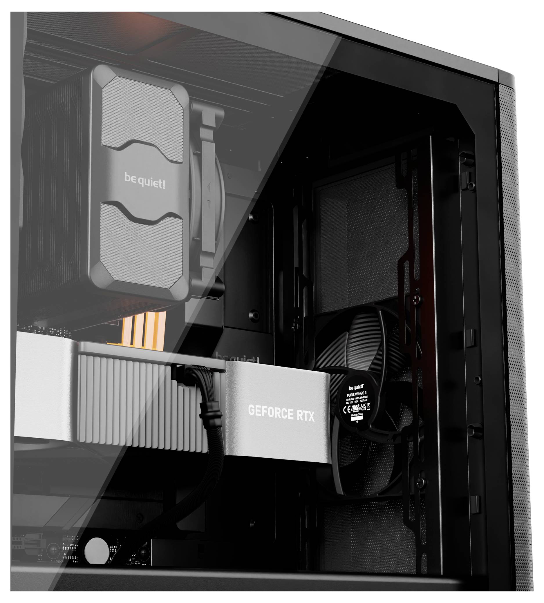 Inneres eines PC-Gehäuses mit sichtbarer 'GeForce RTX'-Grafikkarte und 'be quiet!'-Prozessorlüfter.