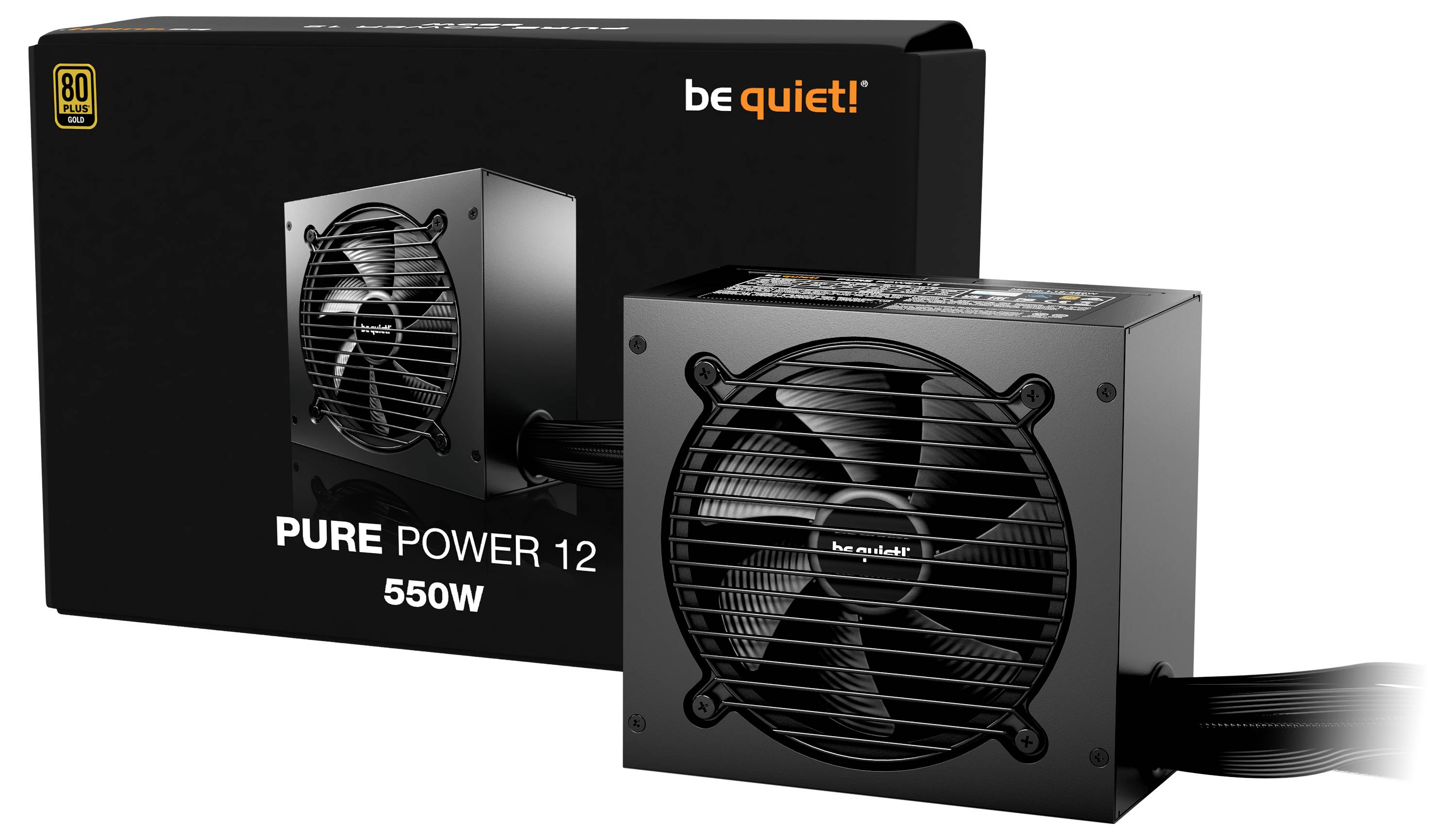 Ein be quiet! Pure Power 12 Netzteil mit 550W Leistung, schwarz, im Vordergrund mit der Verpackung im Hintergrund.