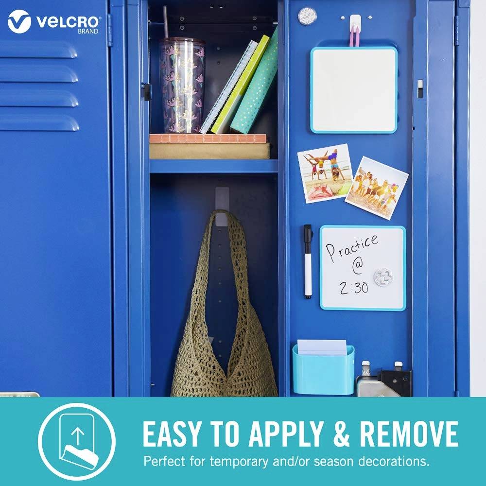 Ein geöffneter blauer Schließfach mit Fächern, einem weißen Brett mit Zetteln, und Dekorationen. Text: 'EASY TO APPLY & REMOVE'.