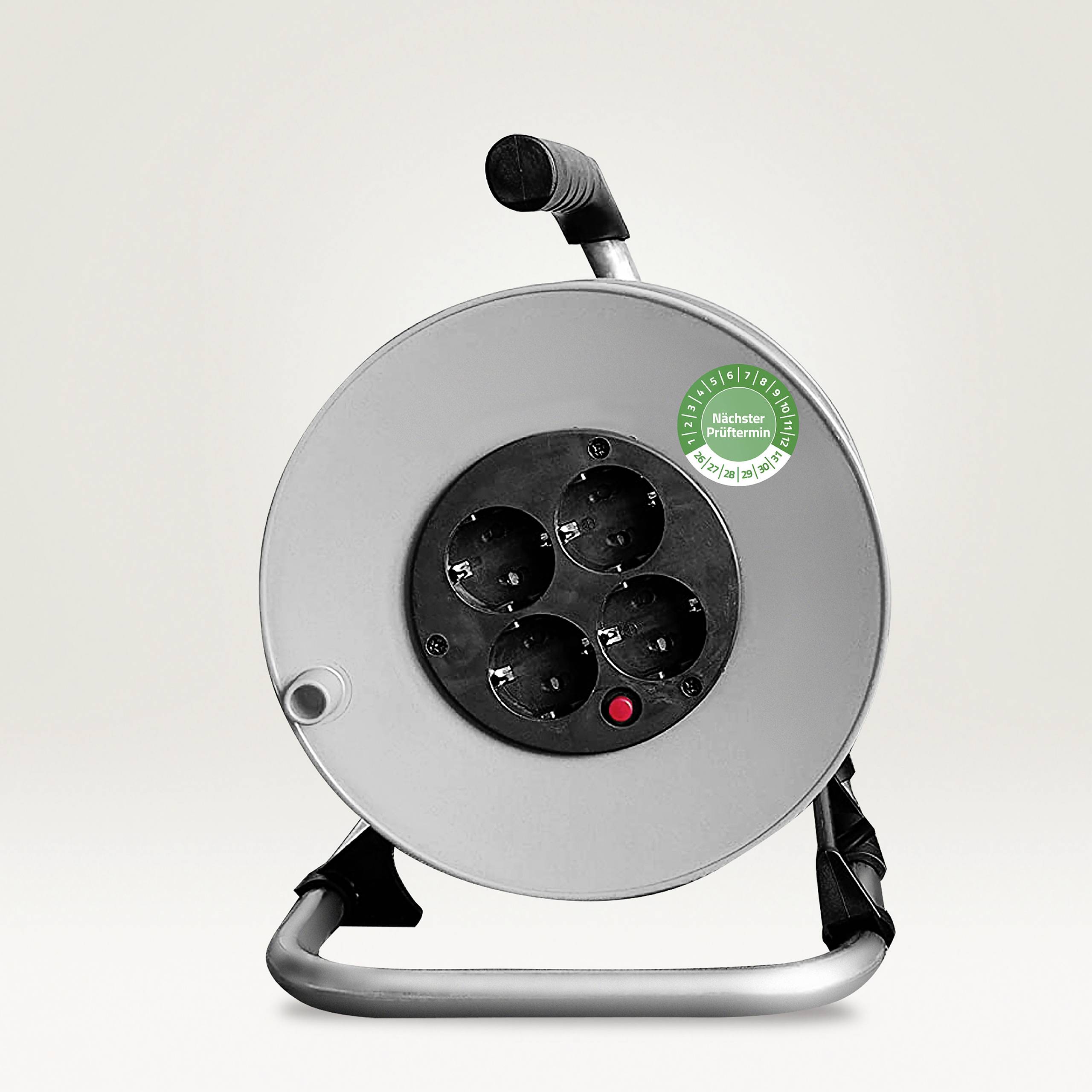Grau-schwarze Kabeltrommel mit vier Steckdosen und rotem Knopf auf einem Ständer, geeignet für Stromverteilung im Innenbereich.