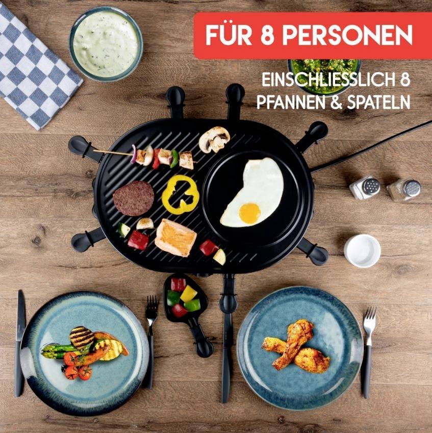 'Raclette für 8 Personen' auf Holztisch, mit Grillplatten, Gemüse und Fleisch; Text: 'Einschließlich 8 Pfannen & Spateln'.
