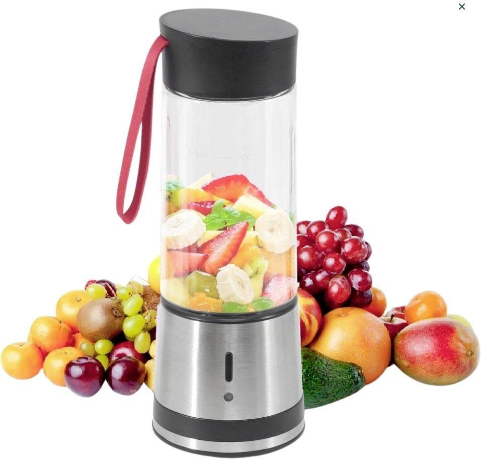 Ein tragbarer Mixer mit frischen Obststücken im Glas. Umgeben von verschiedenen Obstsorten wie Trauben, Erdbeeren und Bananen.