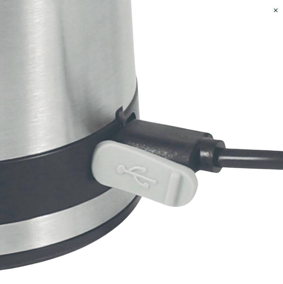 Nahaufnahme eines USB-Anschlusses an einem silbernen Gerät, verbunden mit einem schwarzen Kabel.