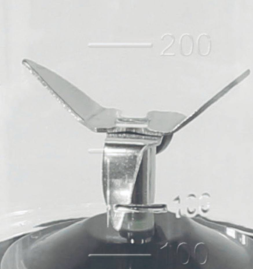 Ein Mixermesser in einem Behälter mit Markierungen für 100 und 200 Milliliter.