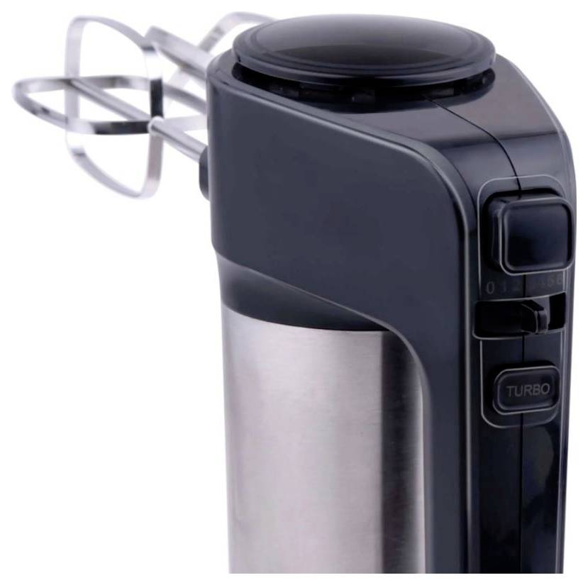 Ein elektrischer Handmixer mit zwei Quirlen und einem Turbo-Knopf. Das Gehäuse ist aus schwarzem Kunststoff und Edelstahl.