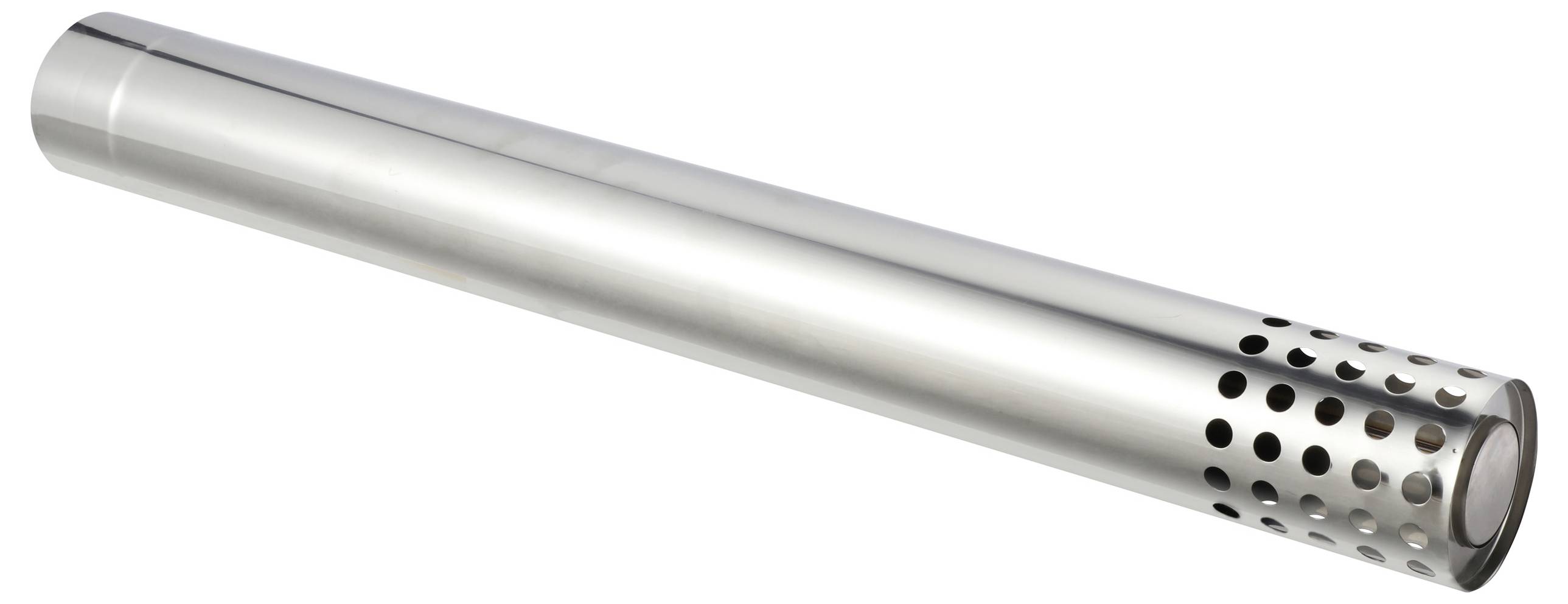 Eine glänzende, metallische Zylinderhülse mit gelochten Öffnungen an einem Ende, höchstwahrscheinlich ein Auspufftopf oder Abgaskomponente, auf weißem Hintergrund isoliert.