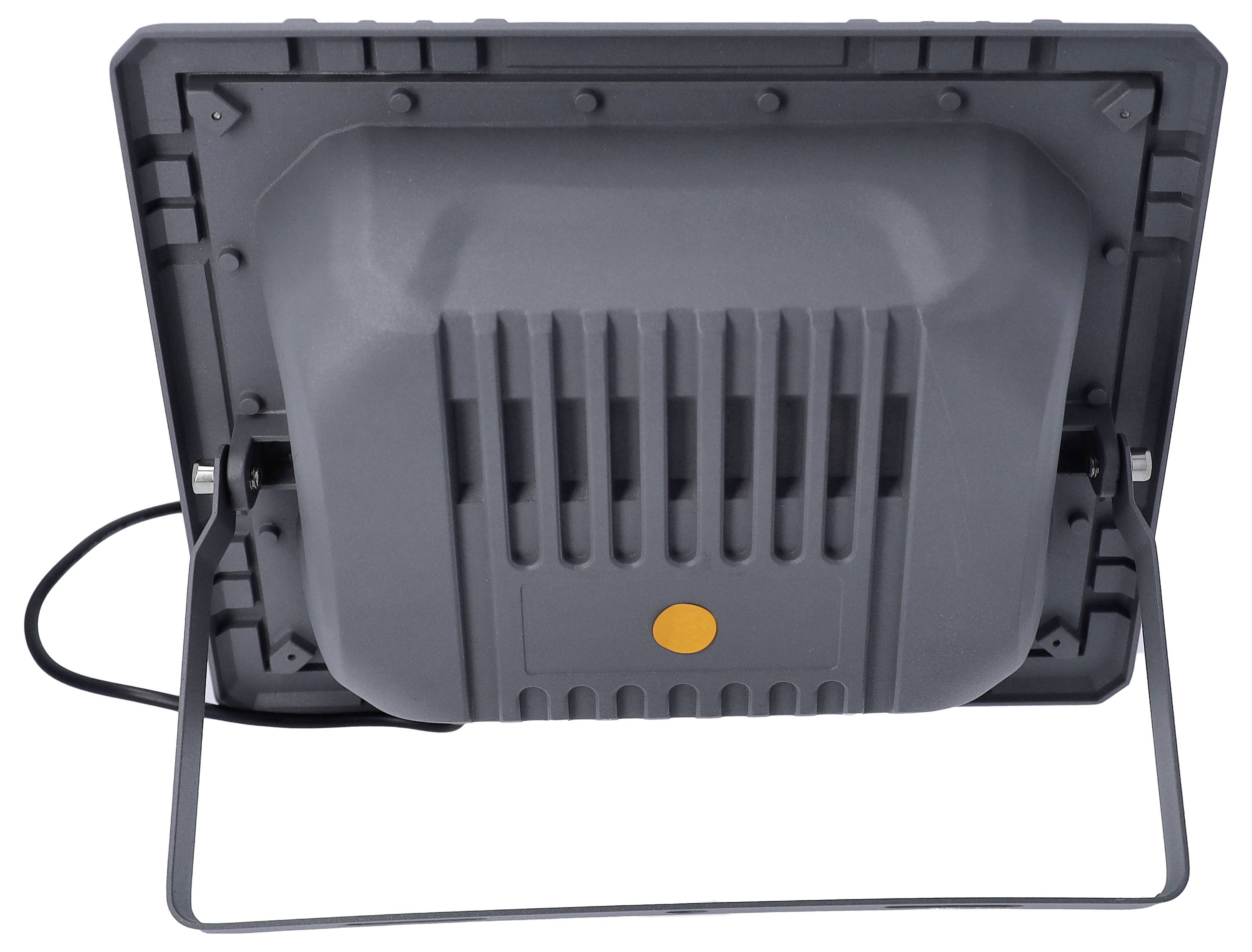 Ein grauer LED-Flutlichtrückseite mit Rippenkühlkörper und Montagehalterung, geeignet für Außenbeleuchtung.