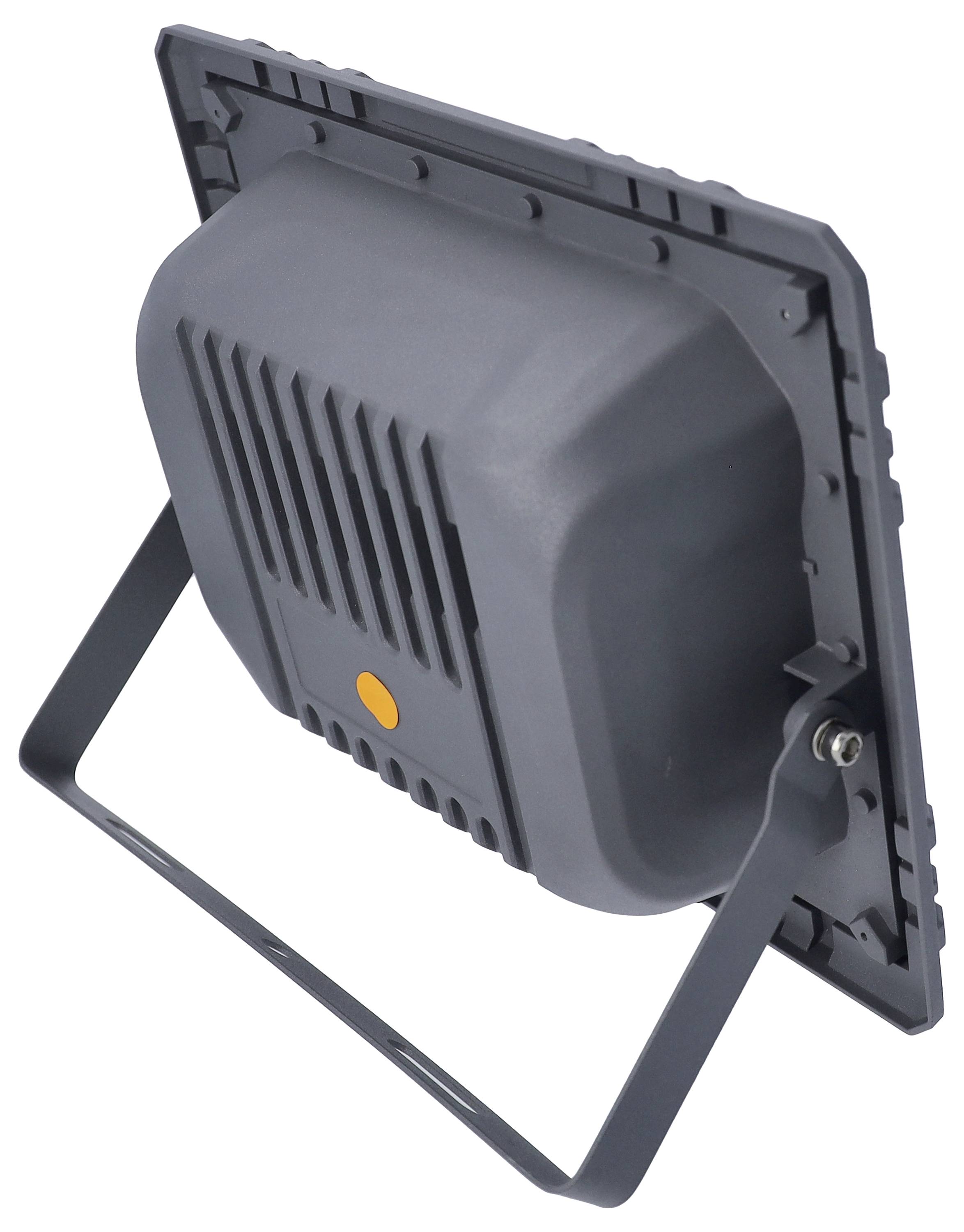 Ein grauer, quadratischer LED-Strahler mit kippbarem Standfuß und Rippen auf der Rückseite zur Kühlung.