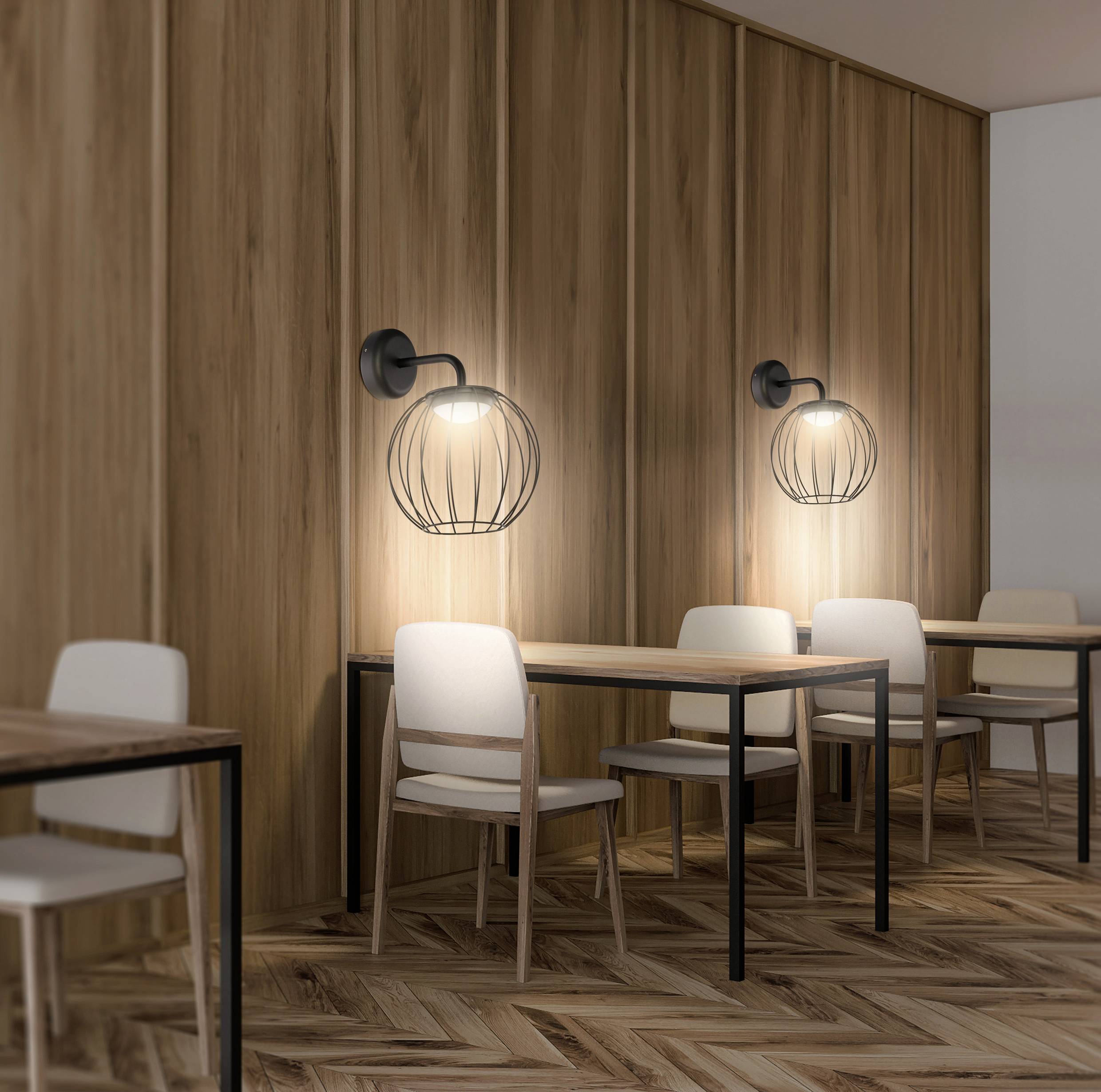 Ein modernes Café-Interieur mit Holzwänden, warmem Licht und schlichter Einrichtung, mit kleinen Tischen und Stühlen entlang der Wand.